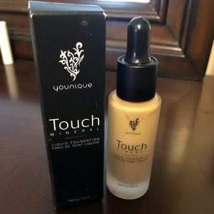 Younique liquid foundation color: eyelet